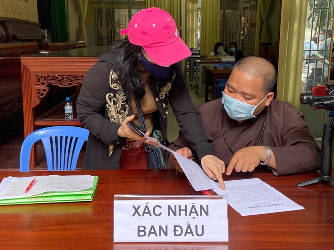 Người dân đến nhận dạng tro cốt tại chùa Kỳ Quang 2: “Tôi vỡ oà vui sướng khi tìm được hũ cốt của người thân” - Ảnh 8.