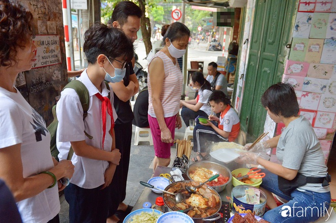 Hàng xôi sáng bán chớp nhoáng ở phố Hàng Mã gây sốt với thịt kho giòn bì và pate rán, nếm thử rồi mới thấy bõ công dậy sớm - Ảnh 1.