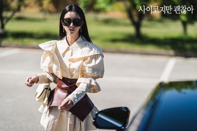 Chị em thi nhau copy style của Go Moon Young: Kh&ocirc;ng n&oacute;i đến thần th&aacute;i, chỉ nh&igrave;n c&aacute;ch mix đồ đ&atilde; thấy sai nhẹ - Ảnh 1.