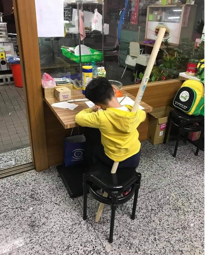 Năm học mới vừa bắt đầu được 3 ng&agrave;y nhưng phụ huynh đ&atilde; rần rần chia sẻ ch&ugrave;m ảnh n&agrave;y v&agrave; k&ecirc;u cứu: Ai k&egrave;m con học hộ t&ocirc;i với, mệt mỏi lắm rồi đ&acirc;y n&agrave;y! - Ảnh 11.