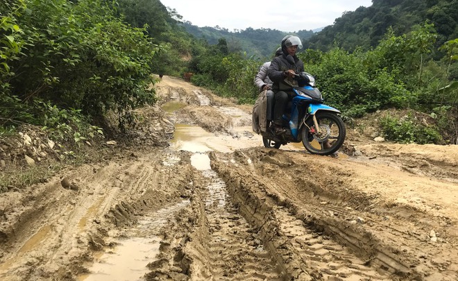 Con đường ám ảnh nhất biên giới Nghệ An, những tảng đá lơ lửng trên đầu người đi đường - Ảnh 16.