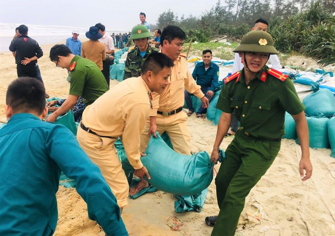Ảnh: Huế, Quảng Trị nín thở, gồng mình đón bão số 13 - Ảnh 5. Ảnh: Huế, Quảng Trị nín thở, gồng mình đón bão số 13 - Ảnh 5.