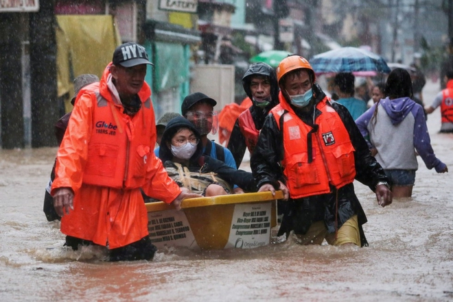 Philippines chật vật cứu hàng nghìn người dân bị cô lập vì nước lũ - Ảnh 1.