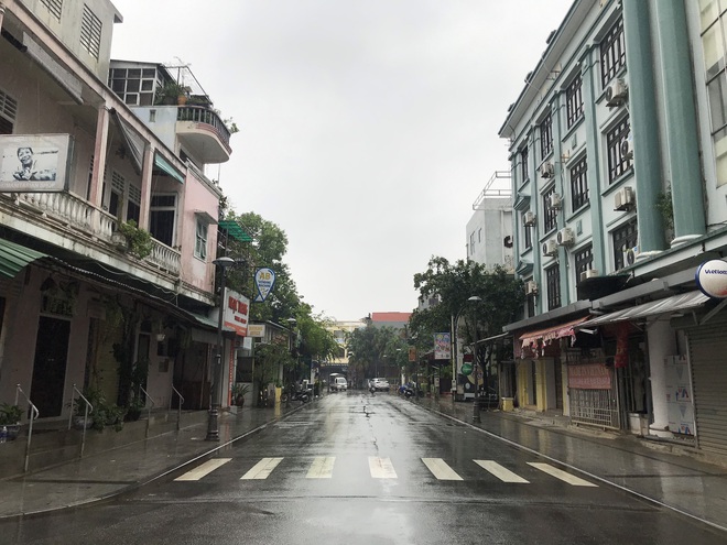 Ảnh: Huế, Quảng Trị nín thở, gồng mình đón bão số 13 - Ảnh 1. Ảnh: Huế, Quảng Trị nín thở, gồng mình đón bão số 13 - Ảnh 1.