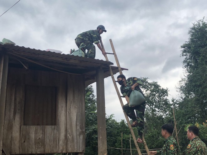 Ảnh: Huế, Quảng Trị nín thở, gồng mình đón bão số 13 - Ảnh 10. Ảnh: Huế, Quảng Trị nín thở, gồng mình đón bão số 13 - Ảnh 10.