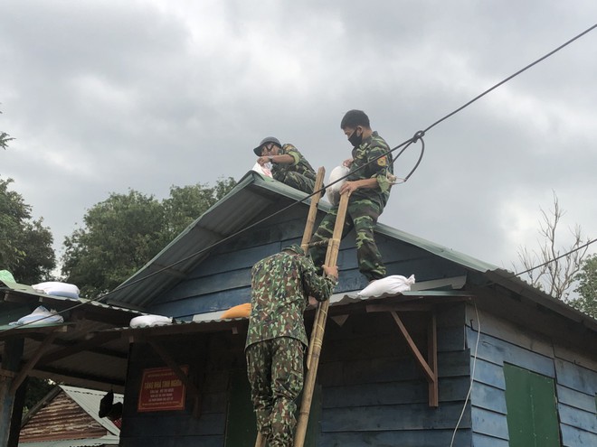 Ảnh: Huế, Quảng Trị nín thở, gồng mình đón bão số 13 - Ảnh 3. Ảnh: Huế, Quảng Trị nín thở, gồng mình đón bão số 13 - Ảnh 3.