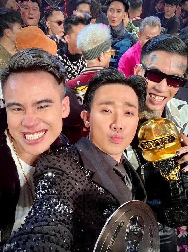 Trấn Th&agrave;nh khoe ảnh selfie cực hot b&ecirc;n cả Qu&aacute;n qu&acirc;n - &Aacute; qu&acirc;n Rap Việt, đ&ocirc;i mắt của GDucky sau khi hụt giải g&acirc;y ch&uacute; &yacute; - Ảnh 2.