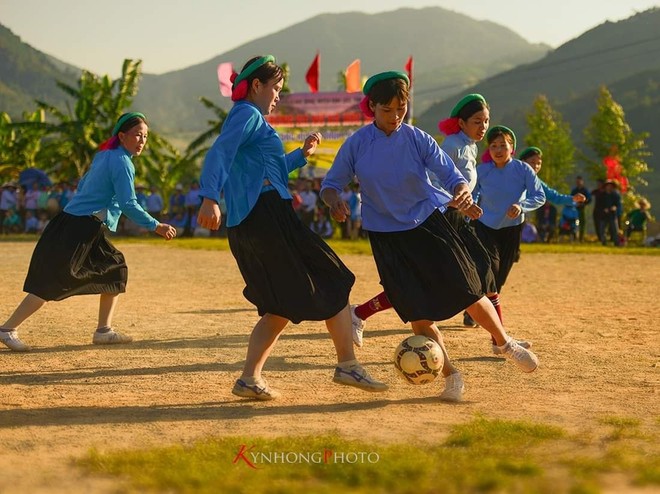 Bộ ảnh thú vị về trận bóng không có thẻ vàng, thẻ đỏ của những phụ nữ dân tộc Sán Chỉ - Ảnh 1.