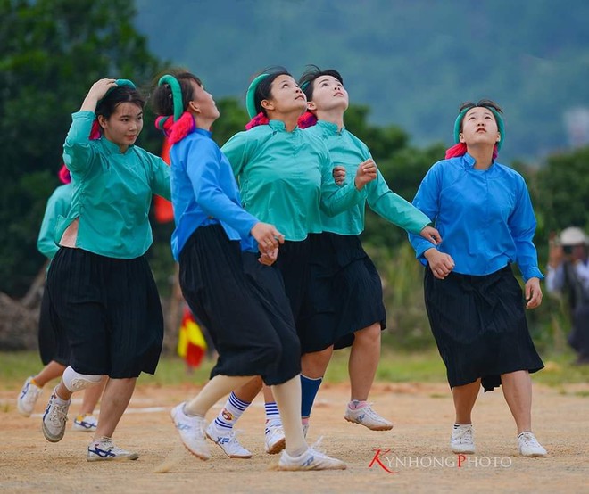 Bộ ảnh thú vị về trận bóng không có thẻ vàng, thẻ đỏ của những phụ nữ dân tộc Sán Chỉ - Ảnh 2.