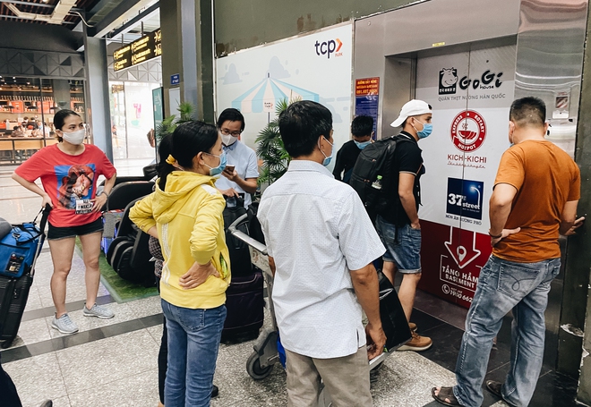 Tân Sơn Nhất phân làn, hành khách và tài xế công nghệ mỏi mắt tìm nhau giữa các tầng ở nhà giữ xe: Chờ cả tiếng lại phải trả thêm 25.000 đồng - Ảnh 4.