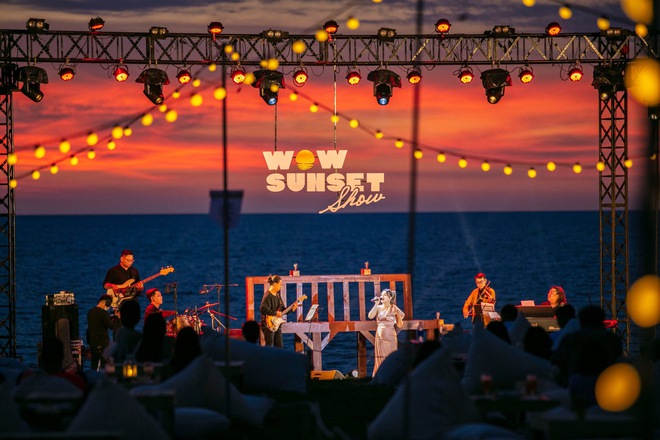 Review WOW Sunset Show: Không đèn led nào so được với ánh hoàng hôn, chẳng nhóm bè nào hoàn hảo hơn tiếng sóng biển
