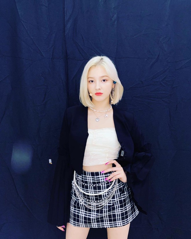 Mix & Phối - 'Đụng' váy hậu giảm cân: Joy khoe style trẻ xinh hết cỡ, Nancy mix đồ cá tính lộ chân thon giật mình - chanvaydep.net 3 Mix & Phối - 'Đụng' váy hậu giảm cân: Joy khoe style trẻ xinh hết cỡ, Nancy mix đồ cá tính lộ chân thon giật mình - chanvaydep.net 3
