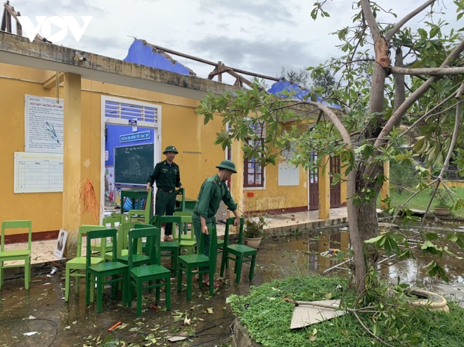 Bão Vamco đổ bộ vào đất liền: Các tỉnh miền Trung gió giật kinh hoàng, đảo Cồn Cỏ bị cắt đứt hoàn toàn liên lạc - Ảnh 2.