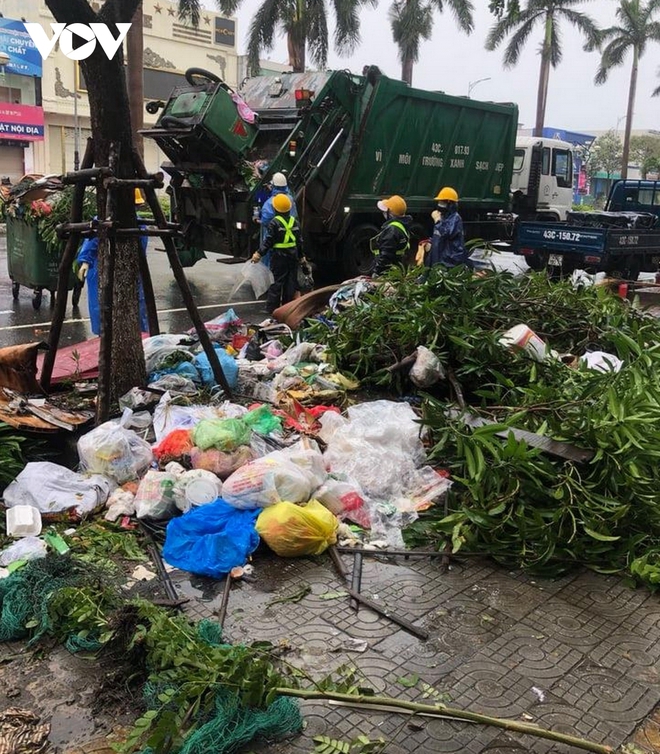Bão Vamco đổ bộ vào đất liền: Các tỉnh miền Trung gió giật kinh hoàng, đảo Cồn Cỏ bị cắt đứt hoàn toàn liên lạc - Ảnh 1.