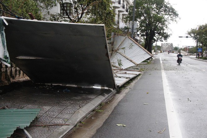 Bão Vamco đổ bộ vào đất liền: Các tỉnh miền Trung gió giật kinh hoàng, đảo Cồn Cỏ bị cắt đứt hoàn toàn liên lạc - Ảnh 11.