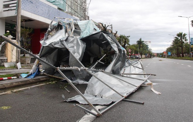 Bão Vamco đổ bộ vào đất liền: Các tỉnh miền Trung gió giật kinh hoàng, đảo Cồn Cỏ bị cắt đứt hoàn toàn liên lạc - Ảnh 12.