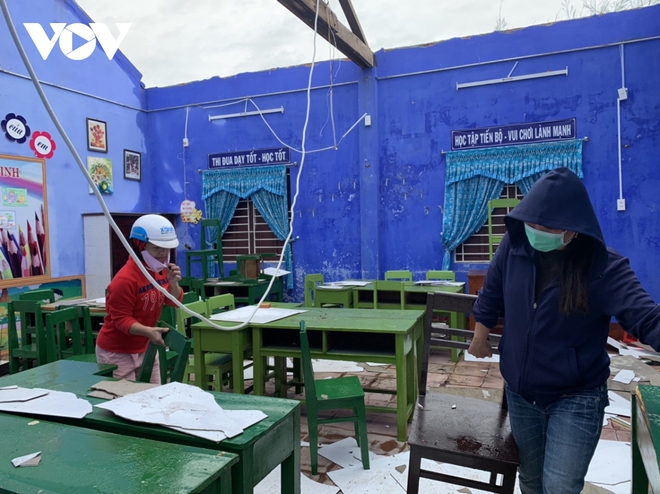 Bão Vamco đổ bộ vào đất liền: Các tỉnh miền Trung gió giật kinh hoàng, đảo Cồn Cỏ bị cắt đứt hoàn toàn liên lạc - Ảnh 3.