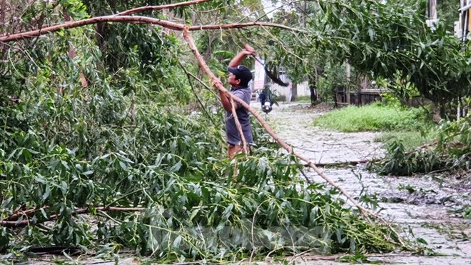 Bão Vamco đổ bộ vào đất liền: Các tỉnh miền Trung gió giật kinh hoàng, đảo Cồn Cỏ bị cắt đứt hoàn toàn liên lạc - Ảnh 4.