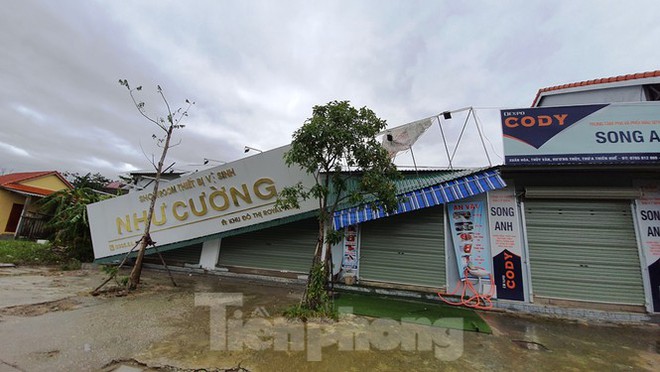 Bão Vamco đổ bộ vào đất liền: Các tỉnh miền Trung gió giật kinh hoàng, đảo Cồn Cỏ bị cắt đứt hoàn toàn liên lạc - Ảnh 7.
