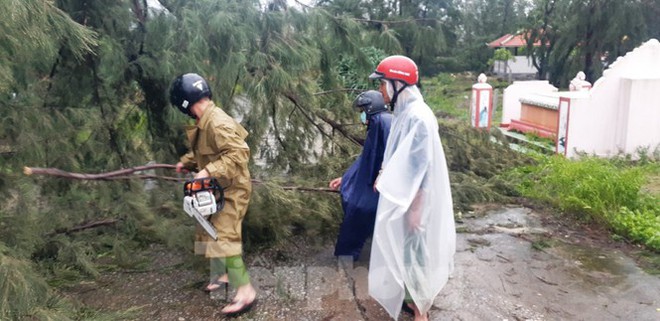 Bão Vamco đổ bộ vào đất liền: Các tỉnh miền Trung gió giật kinh hoàng, đảo Cồn Cỏ bị cắt đứt hoàn toàn liên lạc - Ảnh 10.