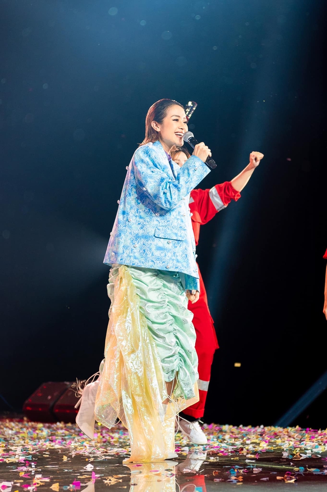 Mix & Phối - Dàn 'sao mặc cố' đổ bộ 2 cuộc thi rap: Khả Như (Rap Việt) lên đồ rách tả tơi nhưng chưa gây choáng bằng MC Phí Linh (King Of Rap) - chanvaydep.net 3 Mix & Phối - Dàn 'sao mặc cố' đổ bộ 2 cuộc thi rap: Khả Như (Rap Việt) lên đồ rách tả tơi nhưng chưa gây choáng bằng MC Phí Linh (King Of Rap) - chanvaydep.net 3