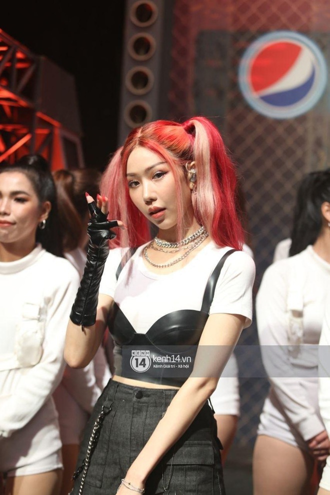 Mix & Phối - Dàn 'sao mặc cố' đổ bộ 2 cuộc thi rap: Khả Như (Rap Việt) lên đồ rách tả tơi nhưng chưa gây choáng bằng MC Phí Linh (King Of Rap) - chanvaydep.net 9 Mix & Phối - Dàn 'sao mặc cố' đổ bộ 2 cuộc thi rap: Khả Như (Rap Việt) lên đồ rách tả tơi nhưng chưa gây choáng bằng MC Phí Linh (King Of Rap) - chanvaydep.net 9