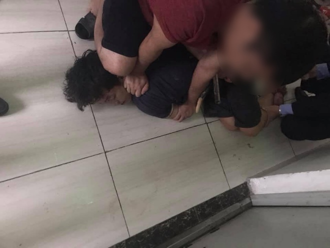Hà Nội: Nghịch tử nghi “ngáo đá” dùng dao sát hại mẹ ruột dã man tại chung cư - Ảnh 2. Hà Nội: Nghịch tử nghi “ngáo đá” dùng dao sát hại mẹ ruột dã man tại chung cư - Ảnh 2.