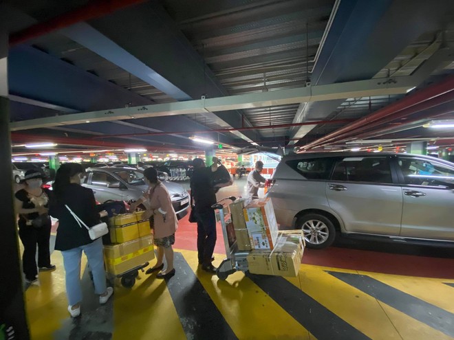 Sân bay Tân Sơn Nhất nói gì về việc phân làn khiến khách phải leo nhiều tầng lầu đón xe công nghệ? - Ảnh 3.