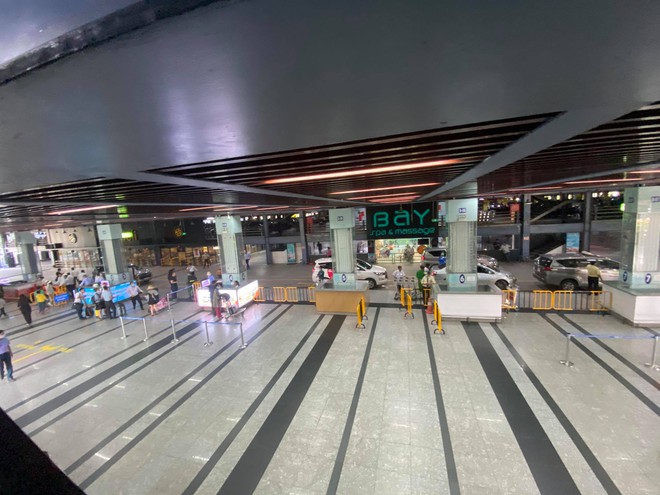 Sân bay Tân Sơn Nhất nói gì về việc phân làn khiến khách phải leo nhiều tầng lầu đón xe công nghệ? - Ảnh 2.