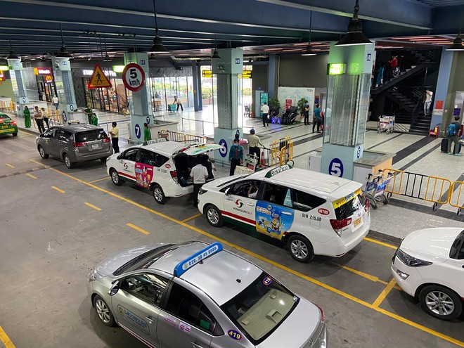 Sân bay Tân Sơn Nhất nói gì về việc phân làn khiến khách phải leo nhiều tầng lầu đón xe công nghệ? - Ảnh 1.