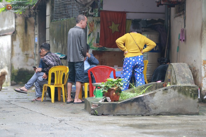 Cận cảnh nghĩa địa trong phố Hà Nội: Nơi người dân vẫn vô tư ăn uống, vui chơi bên cạnh mộ người chết - Ảnh 7.