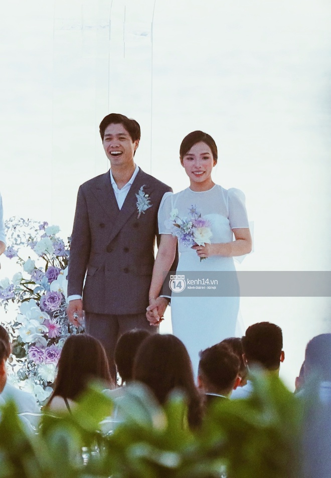 Bộ ảnh hôn lễ đẹp nức nở của Công Phượng - Viên Minh tại Phú Quốc: Nụ cười vỡ òa, cái nắm tay thật hơn bất cứ câu chuyện ngôn tình nào! - Ảnh 5. Bộ ảnh hôn lễ đẹp nức nở của Công Phượng - Viên Minh tại Phú Quốc: Nụ cười vỡ òa, cái nắm tay thật hơn bất cứ câu chuyện ngôn tình nào! - Ảnh 5.