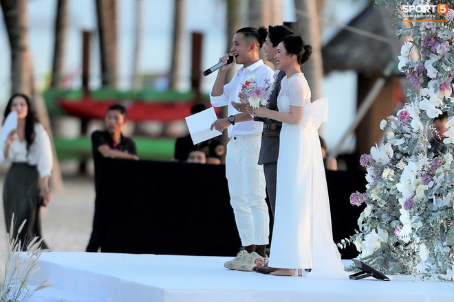 Công Phượng - Viên Minh cười vui trong lễ cưới tại Phú Quốc: Cô dâu diện váy đơn giản vẫn cực xinh - Ảnh 1.