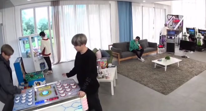 Khi Jungkook (BTS) thấy món tủ: phấn khích đến độ bay qua sofa như phim hành động để được chạm vào chân ái - Ảnh 6.