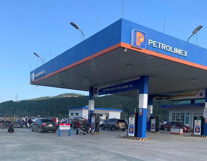 Một kế to&aacute;n trưởng tử vong trong cửa h&agrave;ng xăng dầu - Ảnh 1.