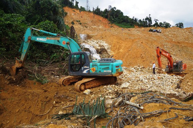 Cận cảnh những khối bê tông khủng nghi vùi lấp nạn nhân mất tích ở Rào Trăng 3 - Ảnh 5.