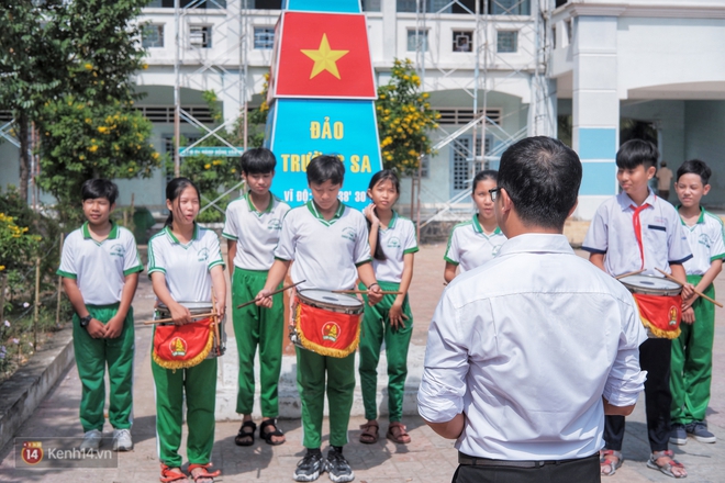 1345km nhớ thương của cậu học trò nghèo miền núi trở thành thầy giáo trẻ được vinh danh: Suốt 4 năm chỉ về thăm mẹ được 2 lần - Ảnh 5.