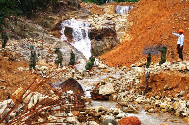 Cận cảnh những khối bê tông khủng nghi vùi lấp nạn nhân mất tích ở Rào Trăng 3 - Ảnh 7.