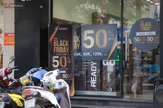 Chùm ảnh: Chưa đến Black Friday, phố thời trang Hà Nội đã đỏ rực biển hiệu siêu giảm giá, có nơi giảm đến 70% - Ảnh 3.