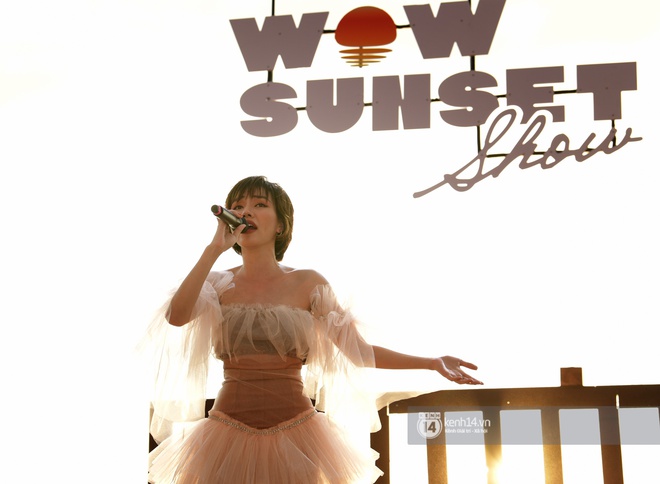 Những khoảnh khắc đẹp nhất tại WOW Sunset Show: Lê Hiếu chilling cùng khán giả, Nguyên Hà diễn live album trước biển hoàng hôn - Ảnh 3.