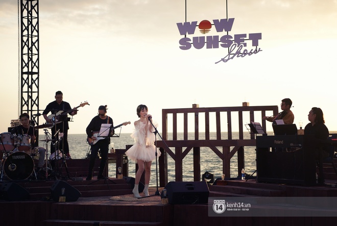 Những khoảnh khắc đẹp nhất tại WOW Sunset Show: Lê Hiếu chilling cùng khán giả, Nguyên Hà diễn live album trước biển hoàng hôn - Ảnh 7.