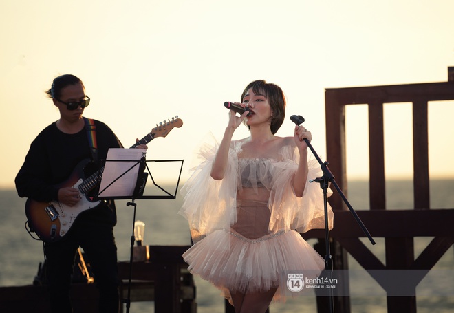 Những khoảnh khắc đẹp nhất tại WOW Sunset Show: Lê Hiếu chilling cùng khán giả, Nguyên Hà diễn live album trước biển hoàng hôn - Ảnh 2.