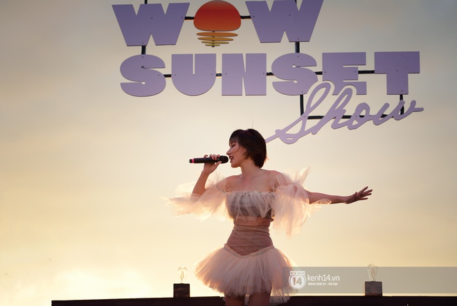 Những khoảnh khắc đẹp nhất tại WOW Sunset Show: Lê Hiếu chilling cùng khán giả, Nguyên Hà diễn live album trước biển hoàng hôn - Ảnh 6.