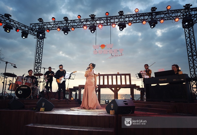 Những khoảnh khắc đẹp nhất tại WOW Sunset Show: Lê Hiếu chilling cùng khán giả, Nguyên Hà diễn live album trước biển hoàng hôn - Ảnh 9.