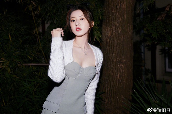 Mỹ nh&acirc;n tr&agrave; xanh Triệu Lộ Tư lộ diện sau loạt drama: Visual si&ecirc;u xinh, nhan sắc cận cảnh g&acirc;y cho&aacute;ng với sống mũi cao v&uacute;t - Ảnh 3.