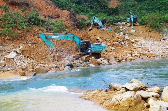 Nhìn gần dòng sông mới Rào Trăng vừa nắn chỉnh để tìm nạn nhân mất tích - Ảnh 4.