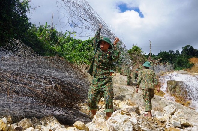 Nhìn gần dòng sông mới Rào Trăng vừa nắn chỉnh để tìm nạn nhân mất tích - Ảnh 6.