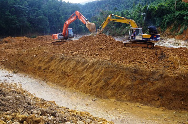 Nhìn gần dòng sông mới Rào Trăng vừa nắn chỉnh để tìm nạn nhân mất tích - Ảnh 9.