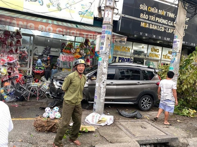 TP.HCM: Ô tô tông nhiều xe máy nằm la liệt, làm gãy cây xanh và khiến cửa hàng bị hư hỏng - Ảnh 1. TP.HCM: Ô tô tông nhiều xe máy nằm la liệt, làm gãy cây xanh và khiến cửa hàng bị hư hỏng - Ảnh 1.