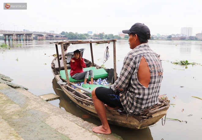 Bé gái bị teo não theo cha đi lượm ve chai ở bờ sông Sài Gòn: Ngồi chờ ba xíu, lát ba quay lại cõng con lên ghe nghen - Ảnh 9.